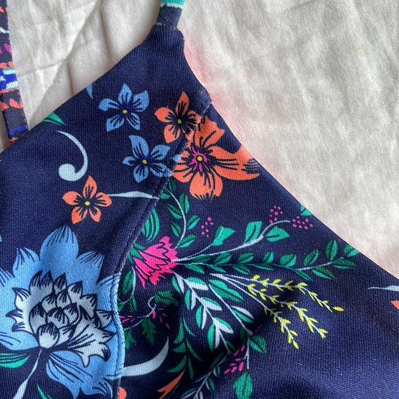 Old Navy Active Floral Colorful Bra size medium - Picture 4 of 6